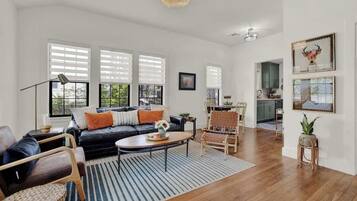 Maison, plusieurs lits, cuisine, vue jardin (412 W Schubert St.) | Coin séjour