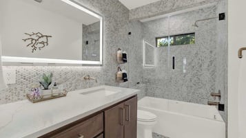 Ferienhaus, Mehrere Betten, Küche, Gartenblick (412 W Schubert St.) | Badezimmer | Handtücher