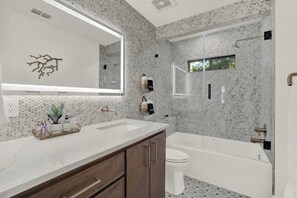 Casa, varias camas, cocina, vistas al jardín (412 W Schubert St.) | Baño | Toallas