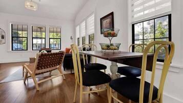 Casa, letti multipli, cucina, vista giardino (412 W Schubert St.) | Ristoranti