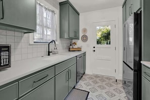 Casa, varias camas, cocina, vista al jardín (412 W Schubert St.) | Cocina privada | Cafetera y tetera