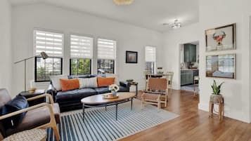 Casa, várias camas, cozinha, vista para o jardim (412 W Schubert St.) | Área de estar