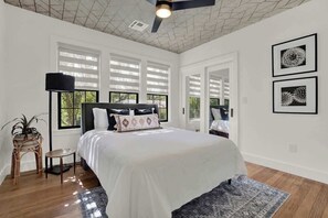 Casa, varias camas, cocina, vista al jardín (412 W Schubert St.) | 2 habitaciones, decoración personalizada y muebles diferentes