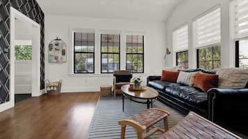 Maison, plusieurs lits, cuisine, vue jardin (412 W Schubert St.) | Coin séjour