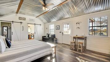 Cottage, 1 King Bed, Patio (871 Old Harper #1)