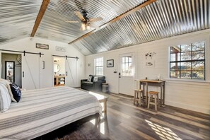 Mökki, 1 suuri parisänky, patio (871 Old Harper #1) | 1 makuuhuone, yksilöllisesti sisustettu, yksilöllisesti kalustettu