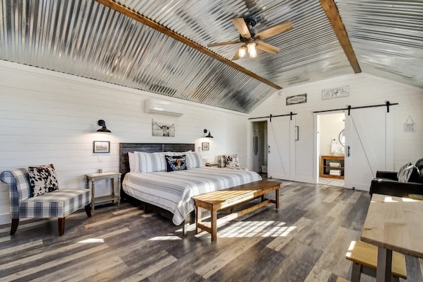 Ferienhaus, 1 King-Bett, Terrasse (871 Old Harper #1) | 1 Schlafzimmer, individuell dekoriert, individuell eingerichtet