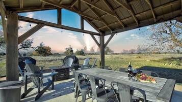 Cottage, 1 King Bed, Patio (871 Old Harper #1) | Outdoor dining