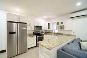 Apartamento | Cozinha privada | Geladeira, micro-ondas, fogão, cooktop