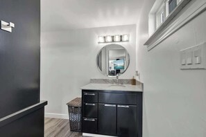 独立别墅, 1 张双人床, 露台 (240 Stony Hills Rd) | 浴室 | 毛巾