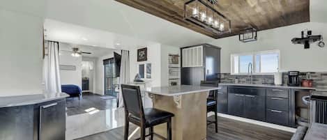 ハウス ダブルベッド 1 台 パティオ (240 Stony Hills Rd) | 専用キッチン | コーヒー / ティーメーカー