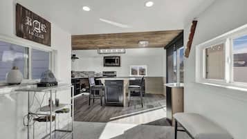 Talo, 1 parisänky, patio (240 Stony Hills Rd) | Yksityinen keittiö | Kahvin-/teenkeitin