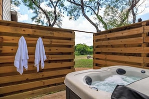 Casa de campo, várias camas, banheira de imersão, vista para o rio (3565 Morris Ranch Mi) | Hidromassagem externa