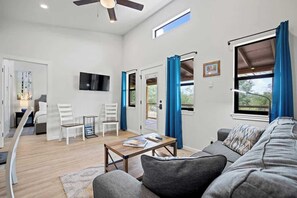 Casa de campo, várias camas, banheira de imersão, vista para o rio (3565 Morris Ranch Mi) | Área de estar