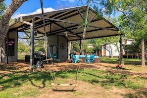 Outdoor dining - Mimosa Waterfront With Hot Tub (Fredericksburg)