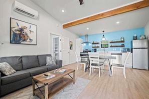 Casa de campo, várias camas, banheira de imersão, vista para o rio (3565 Morris Ranch Mi) | Área de estar