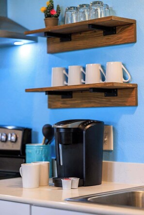 Casa de campo, várias camas, banheira de imersão, vista para o rio (3565 Morris Ranch Mi) | Cozinha privada | Cafeteira/chaleira