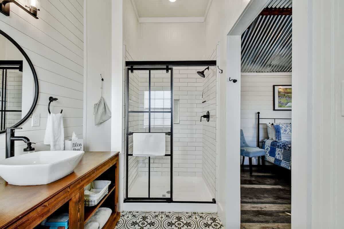 Cottage, 2 Queen Beds, Patio (871 Old Harper #2) | Bathroom | Towels