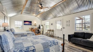 Cottage, 2 Tempat Tidur Queen, patio (871 Old Harper #2) | 1 kamar tidur dan didekorasi berbeda-beda