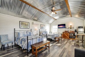 1 bedroom, individually decorated, individually furnished, desk - Bonny Bluebonnets Cottage With Stunning Hill Country Views (Harper)