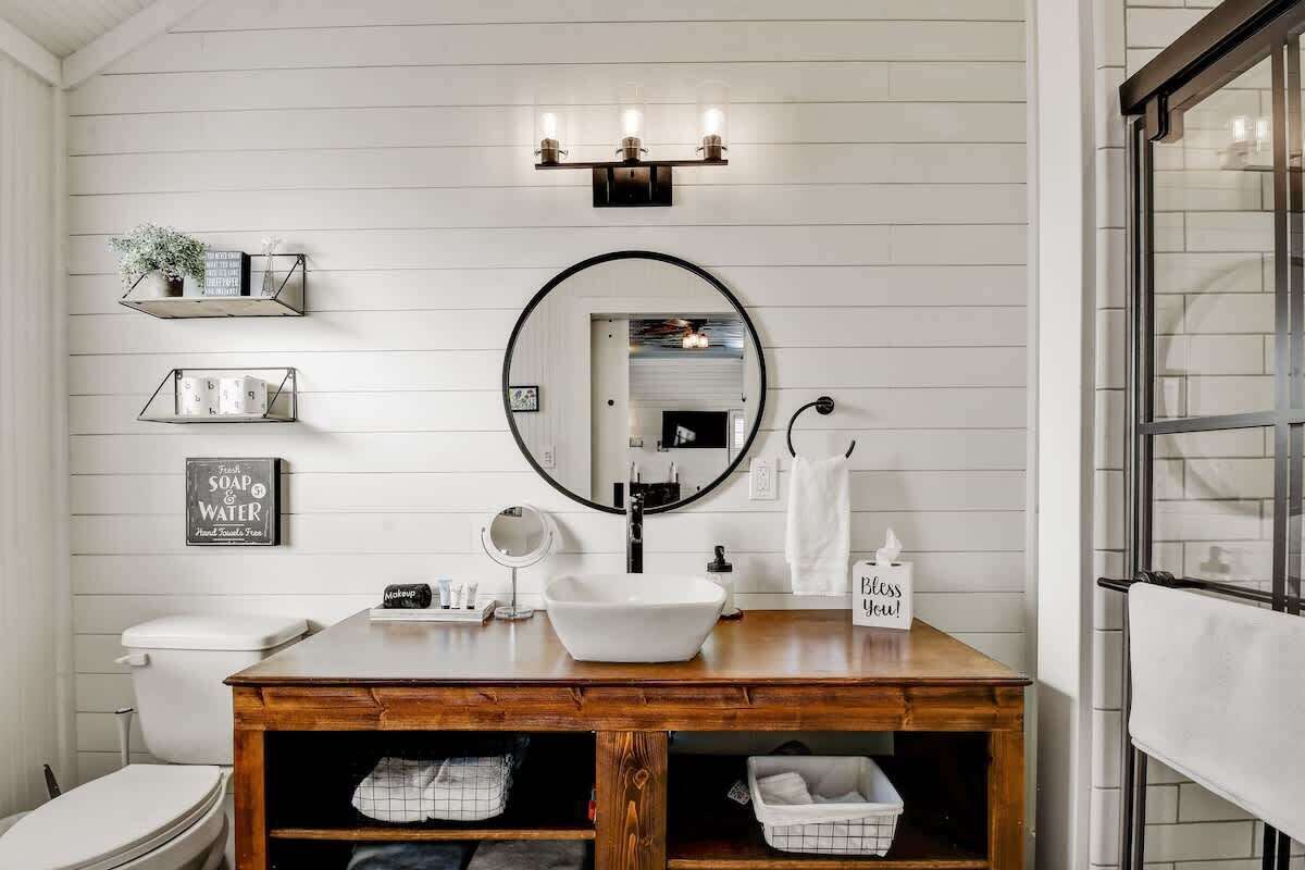 คอทเทจ, เตียงควีนไซส์ 2 เตียง, ลานระเบียง (871 Old Harper #2) | ห้องน้ำ | ผ้าเช็ดตัว