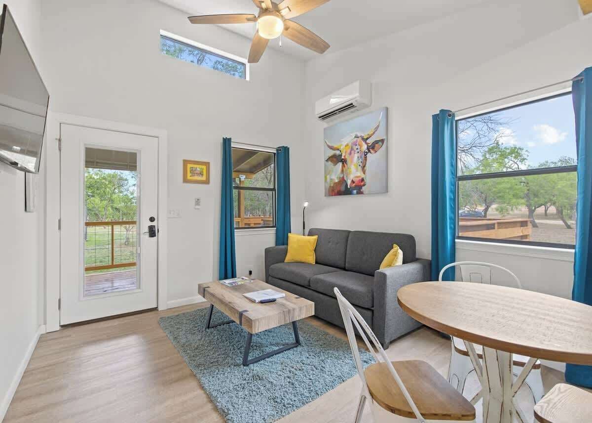 Cottage, 1 King Bed with Sofa bed, Hot Tub, River View (3565 Morris Ranch Bl) | Living area