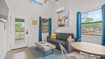 Cottage, 1 King Bed with Sofa bed, Hot Tub, River View (3565 Morris Ranch Bl) | Living area