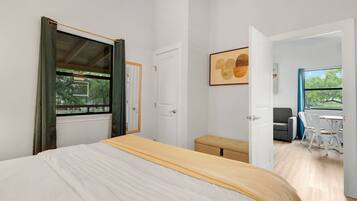 1 habitación, escritorio, decoración personalizada y muebles diferentes