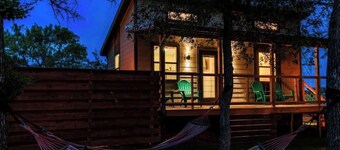 Bluebonnet Waterfront Cottage With Hot Tub