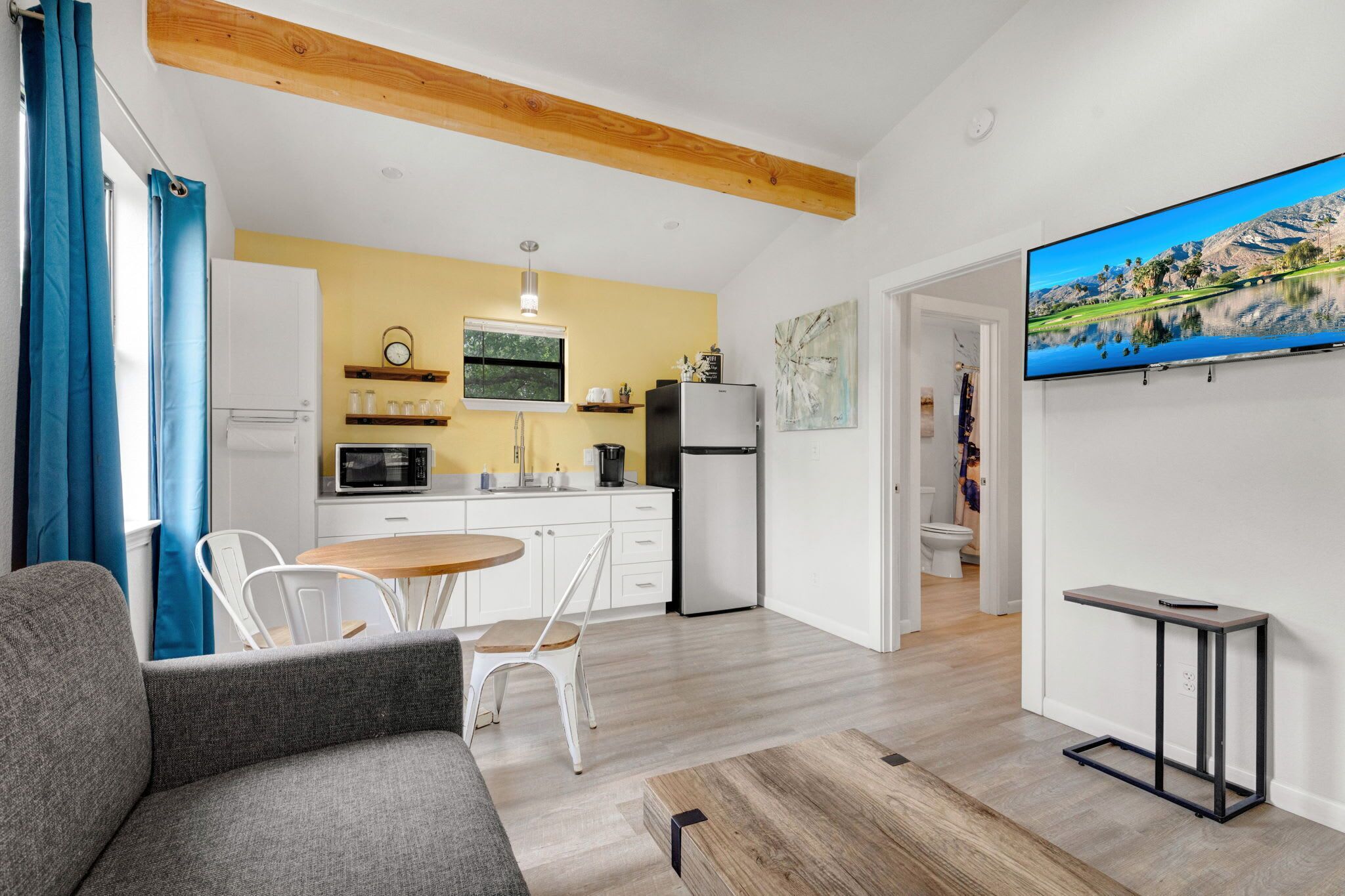 Cottage, 1 King Bed with Sofa bed, Hot Tub, River View (3565 Morris Ranch Bl) | Living area