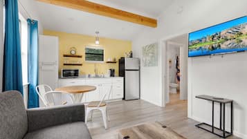 Småhus, 1 kingsize-seng med sovesofa, spabadekar, elveutsikt (3565 Morris Ranch Bl) | Oppholdsområde