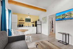 Casa de campo, 1 cama de matrimonio grande con sofá cama, vistas al río (3565 Morris Ranch Bl) | Zona de estar
