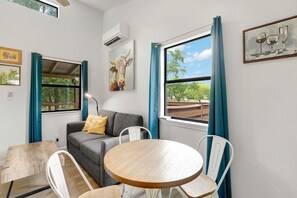 Casa de campo, 1 cama de matrimonio grande con sofá cama, vistas al río (3565 Morris Ranch Bl) | Interior
