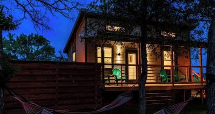 Bluebonnet Waterfront Cottage With Hot Tub