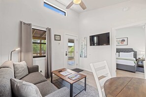 Cottage, 1 très grand lit et 1 canapé-lit, bain à remous, vue fleuve | Coin séjour