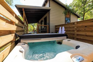 Outdoor spa tub - Verbena Waterfront With Hot Tub (Fredericksburg)