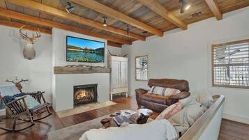 Casa, 1 letto king, patio (511 N Cherry) | Area soggiorno | Caminetto