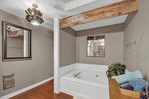 Ferienhaus, 1 King-Bett, Terrasse (511 N Cherry) | Badezimmer | Designer-Toilettenartikel, Handtücher, Toilettenpapier