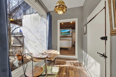 1 habitación, decoración personalizada, muebles diferentes y escritorio