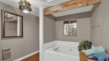 Maison, 1 très grand lit, patio (511 N Cherry) | Salle de bain