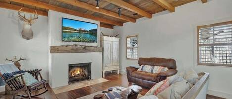 Maison, 1 trÚs grand lit, patio (511 N Cherry) | Aire de séjour | Foyer