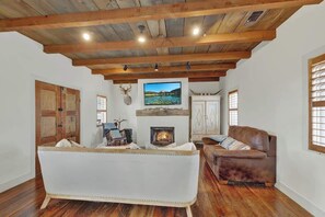 Living area - Texas Two Step Guesthouse (Fredericksburg)