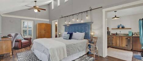 House, 1 King Bed, Patio (511 N Cherry) | 1 bedroom, individually decorated, individually furnished, desk