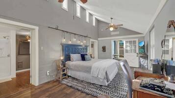 Ferienhaus, 1 King-Bett, Terrasse (511 N Cherry) | 1 Schlafzimmer, individuell dekoriert, individuell eingerichtet