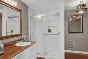 House, 1 King Bed, Patio (511 N Cherry) | Bathroom - Texas Two Step Guesthouse (Fredericksburg)
