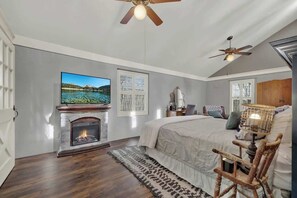 Ferienhaus, 1 King-Bett, Terrasse (511 N Cherry) | 1 Schlafzimmer, individuell dekoriert, individuell eingerichtet