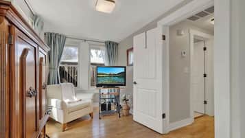 Casa, 1 cama Queen size y sofá cama, patio, vista a la ciudad (802 N Orange St.) | Área de sala de estar | Chimenea