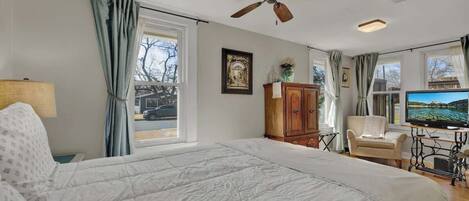 Maison, 1 grand lit et 1 canapé-lit, patio, vue ville (802 N Orange St.)