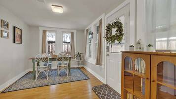 Huis, 1 queensize bed met slaapbank, terras, uitzicht op de stad (802 N Orange St.) | Interieur