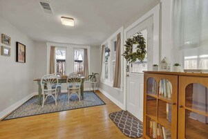 Casa, 1 cama Queen e sofá-cama, varanda, vista para a cidade (802 N Orange St.) | Parte interna
